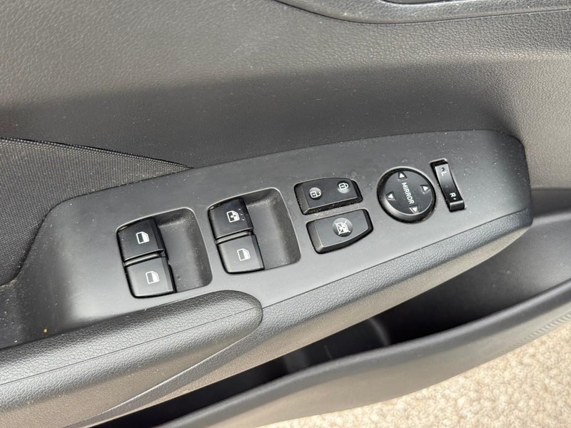 Hyundai Accent Vehicle Image 19