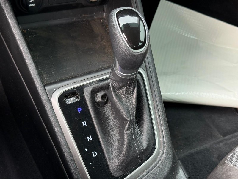 Hyundai Accent Vehicle Image 24