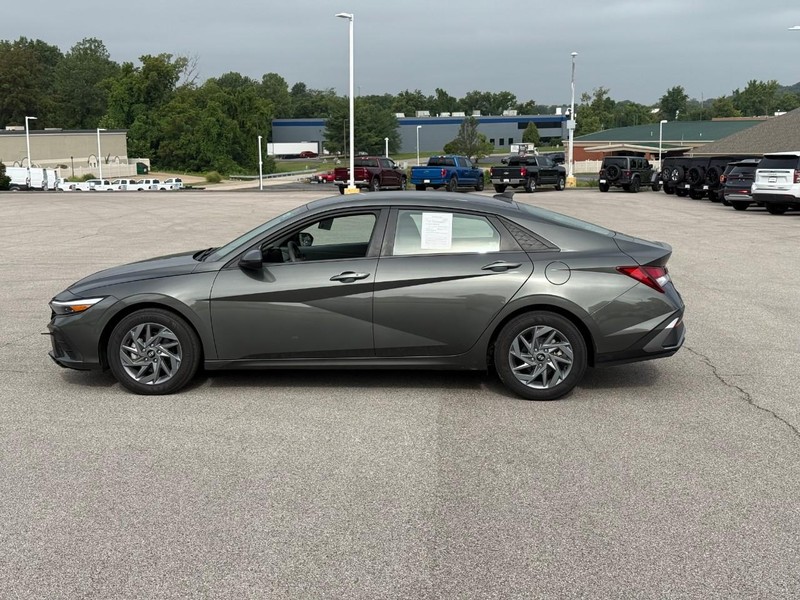 Hyundai Elantra Vehicle Image 03