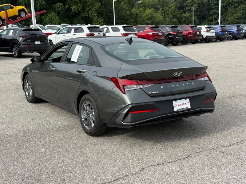 Hyundai Elantra Vehicle Image 04