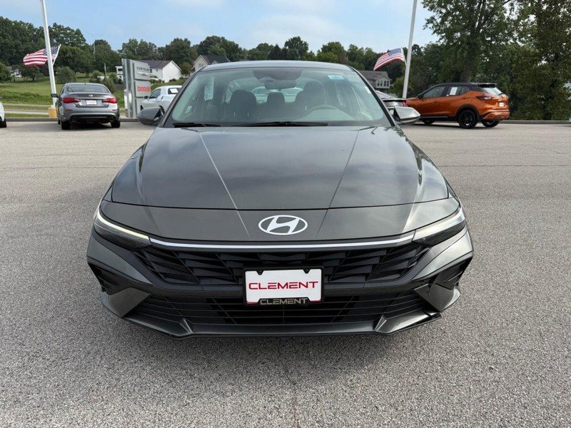 Hyundai Elantra Vehicle Image 05
