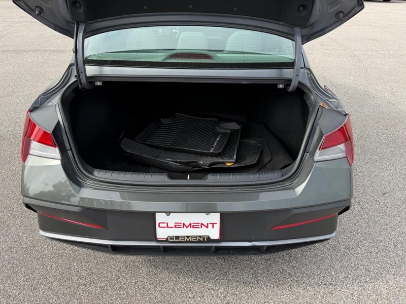 Hyundai Elantra Vehicle Image 07