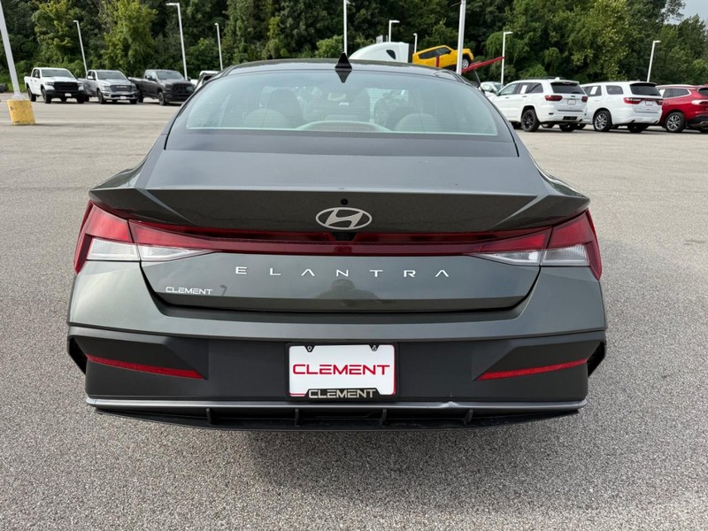 Hyundai Elantra Vehicle Image 08