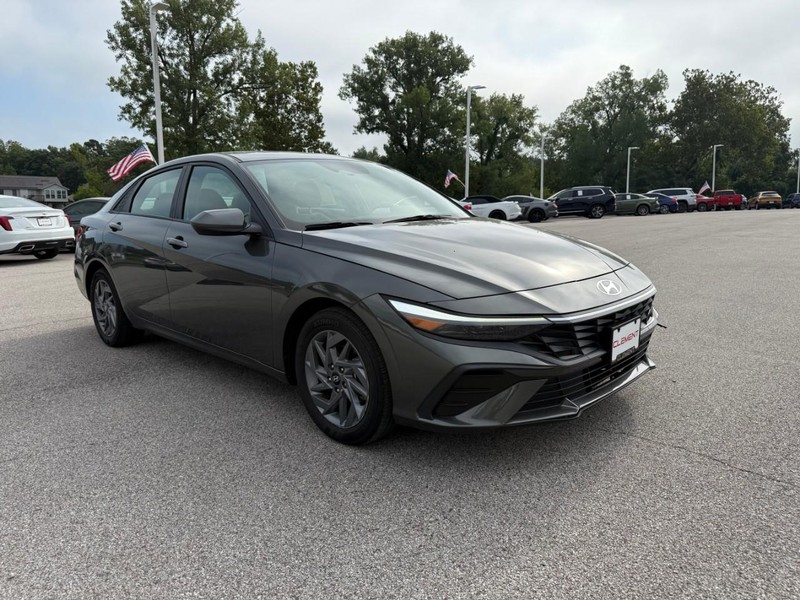 Hyundai Elantra Vehicle Image 09