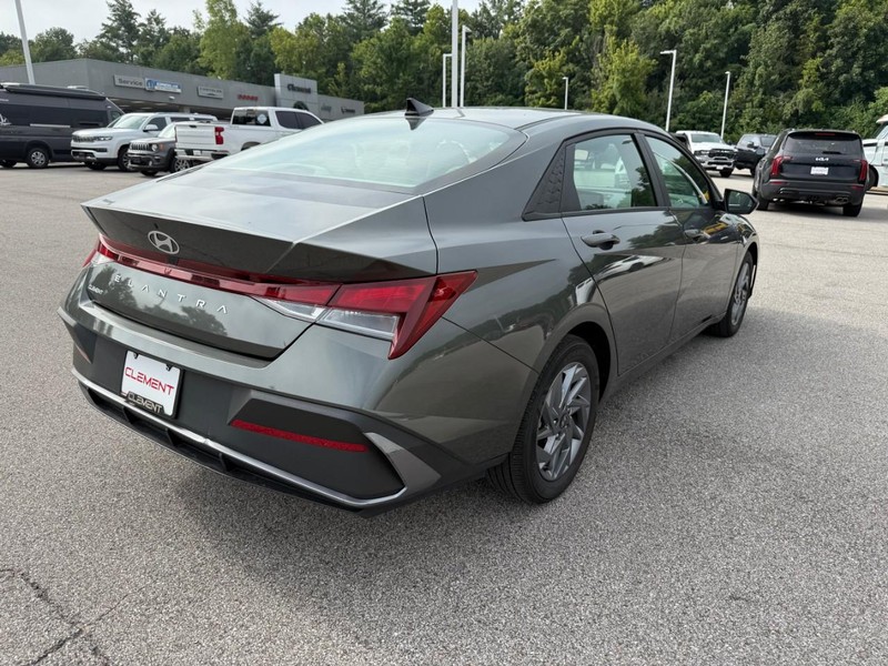 Hyundai Elantra Vehicle Image 11