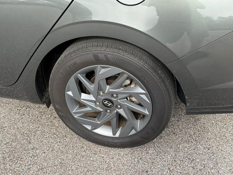 Hyundai Elantra Vehicle Image 12