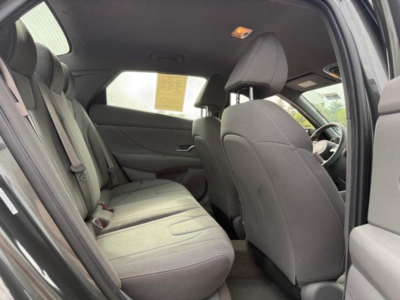 Hyundai Elantra Vehicle Image 13