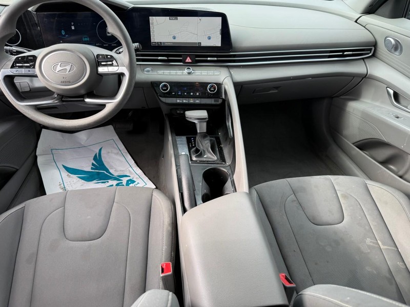 Hyundai Elantra Vehicle Image 14