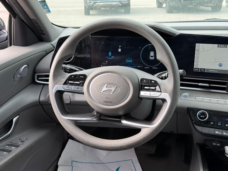 Hyundai Elantra Vehicle Image 15