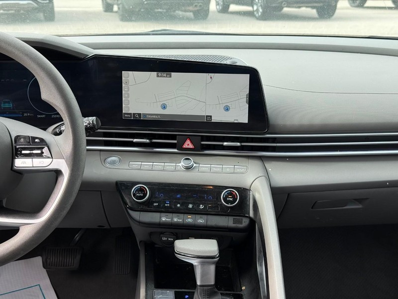 Hyundai Elantra Vehicle Image 16