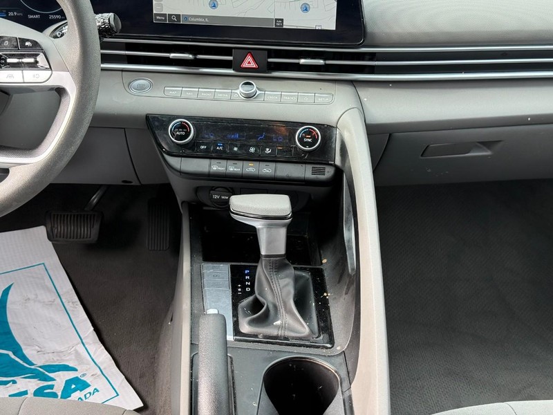 Hyundai Elantra Vehicle Image 17