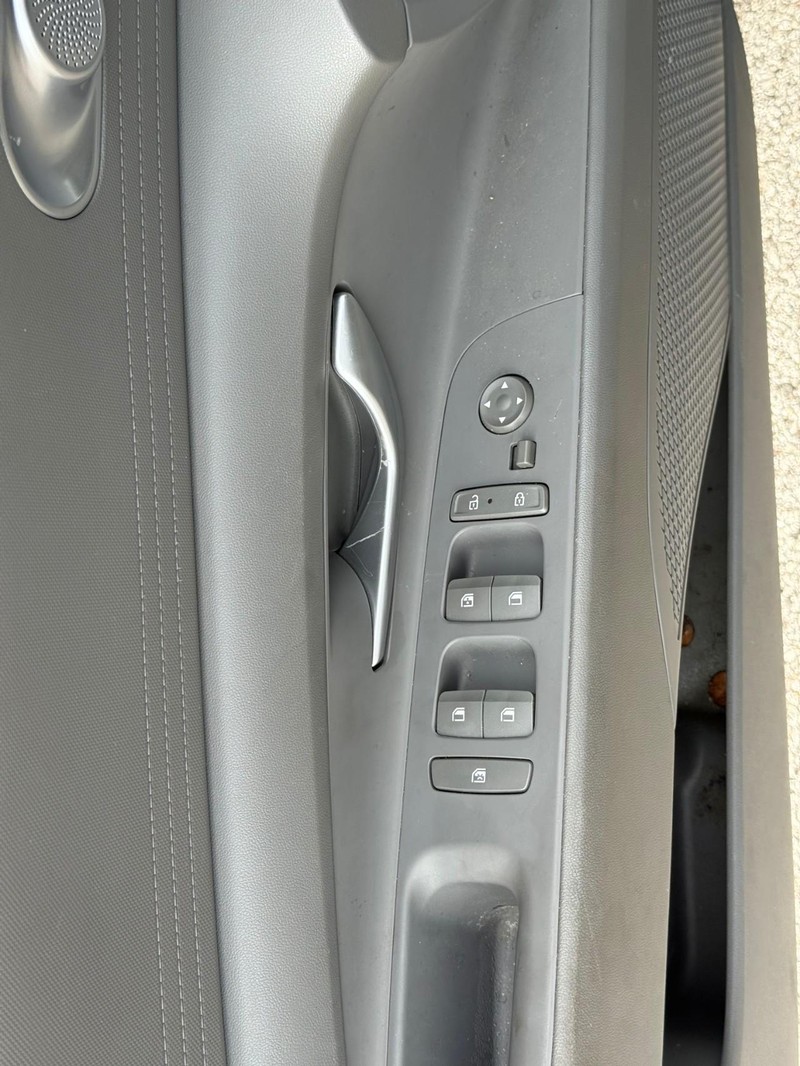 Hyundai Elantra Vehicle Image 18