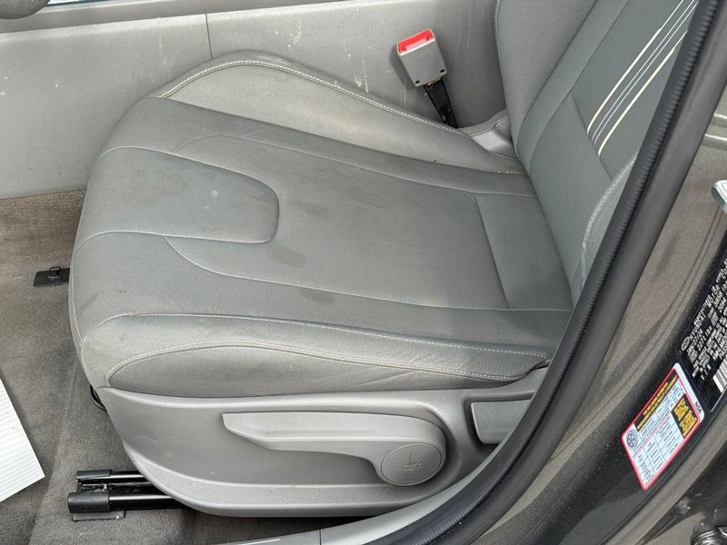 Hyundai Elantra Vehicle Image 19