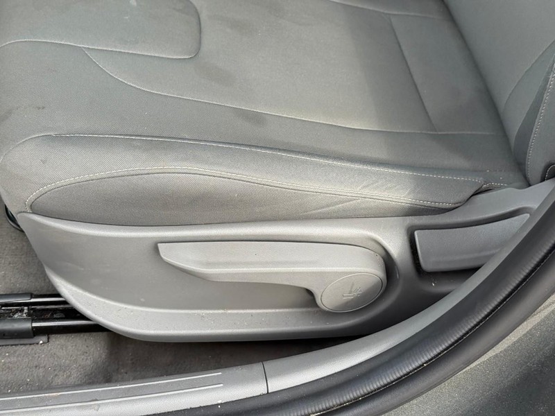 Hyundai Elantra Vehicle Image 20