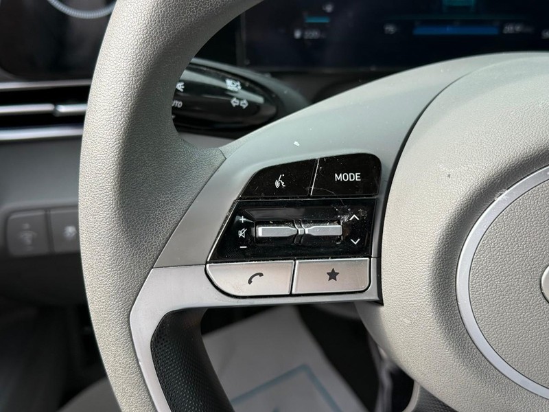 Hyundai Elantra Vehicle Image 21