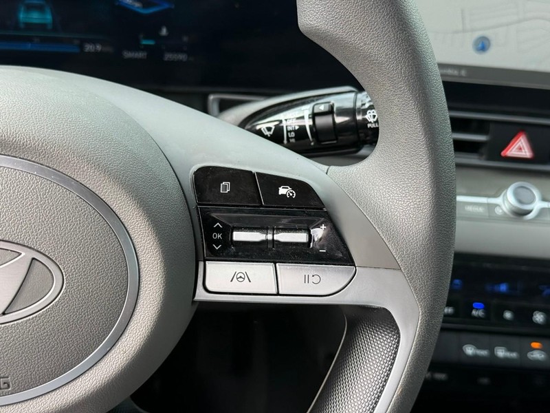 Hyundai Elantra Vehicle Image 22