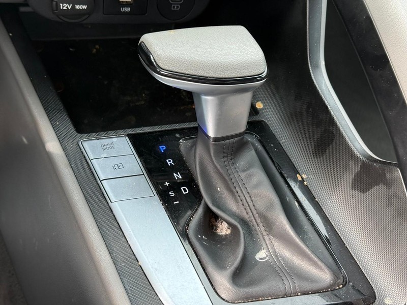 Hyundai Elantra Vehicle Image 24