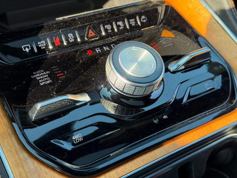 Jeep Grand Wagoneer Vehicle Image 27