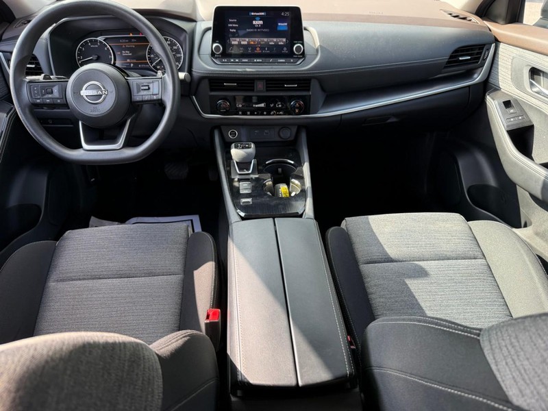 Nissan Rogue Vehicle Image 15