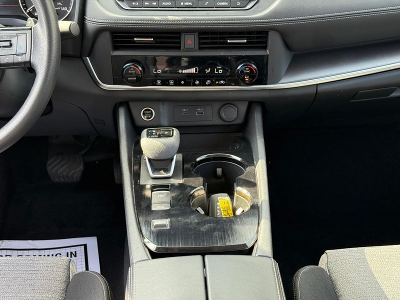 Nissan Rogue Vehicle Image 19
