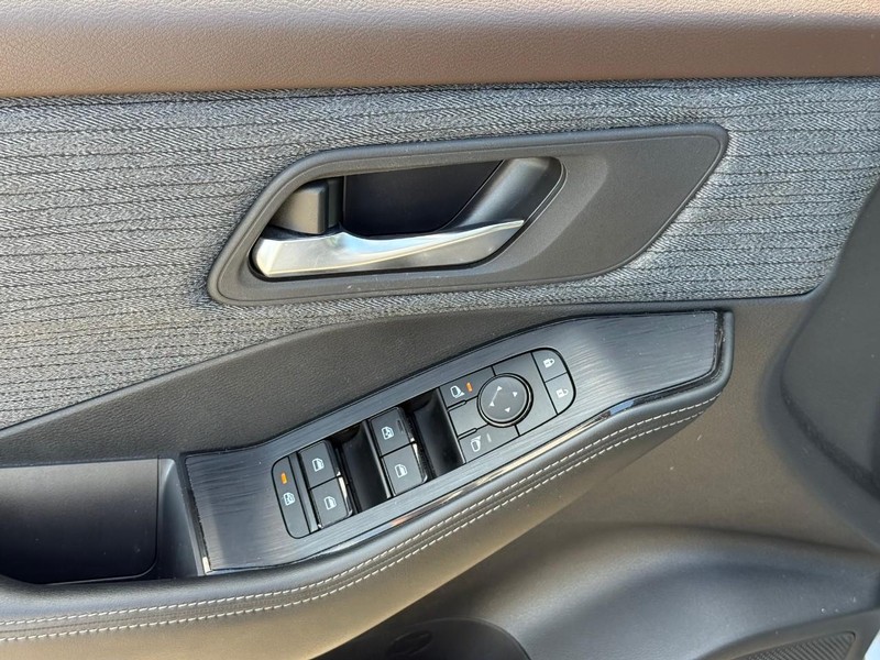 Nissan Rogue Vehicle Image 20