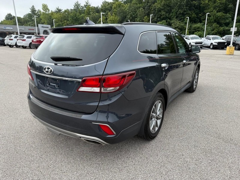 Hyundai Santa Fe XL Vehicle Image 11