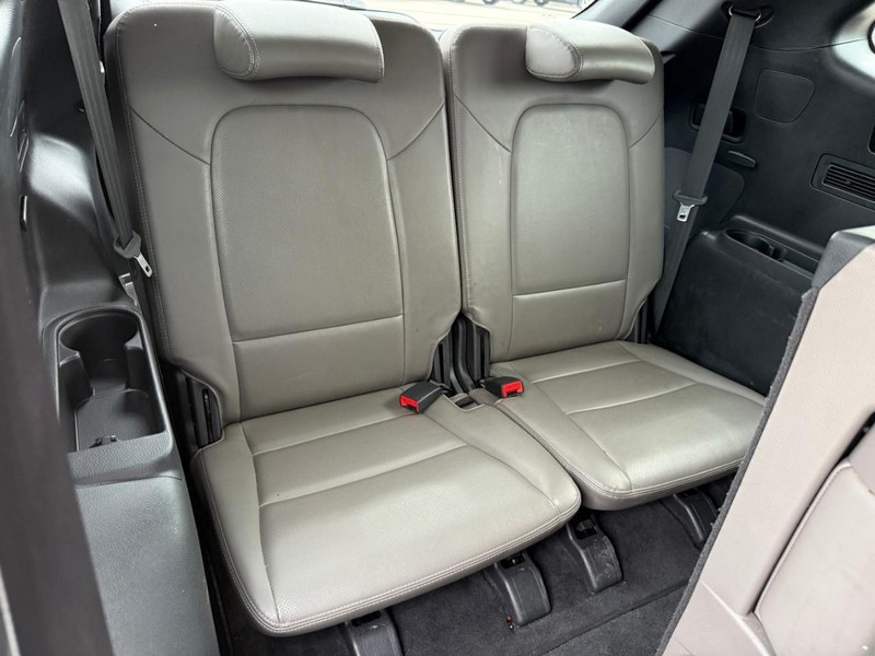 Hyundai Santa Fe XL Vehicle Image 15