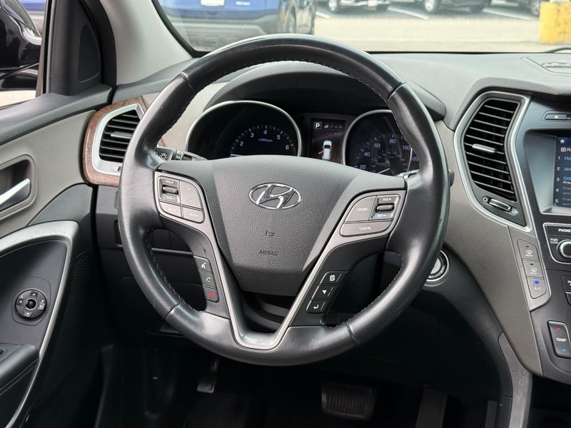 Hyundai Santa Fe XL Vehicle Image 17