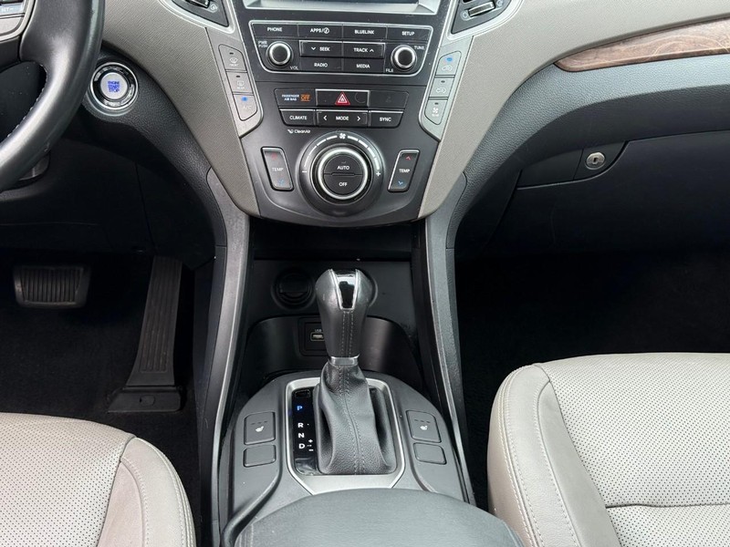 Hyundai Santa Fe XL Vehicle Image 20
