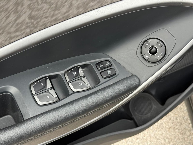 Hyundai Santa Fe XL Vehicle Image 22