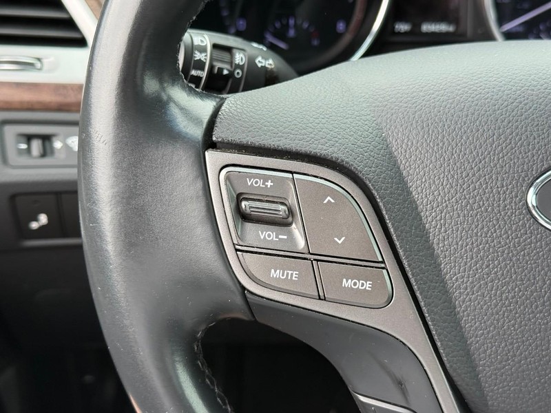 Hyundai Santa Fe XL Vehicle Image 25