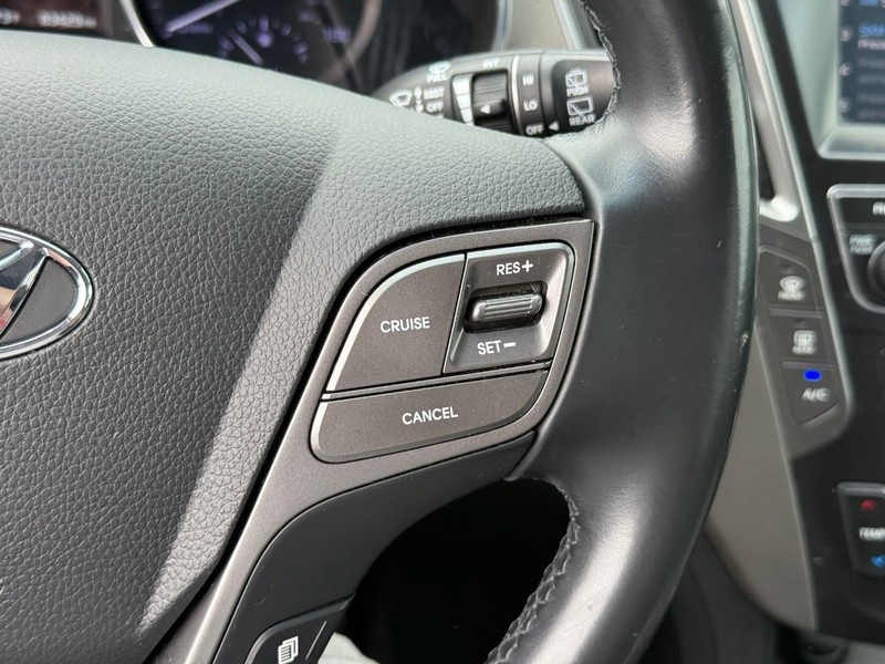Hyundai Santa Fe XL Vehicle Image 26