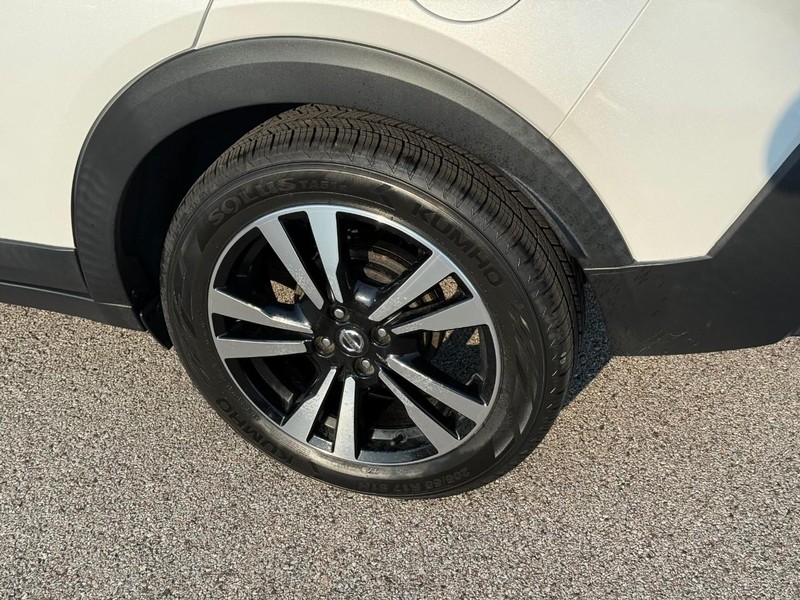 Nissan Kicks Vehicle Image 05