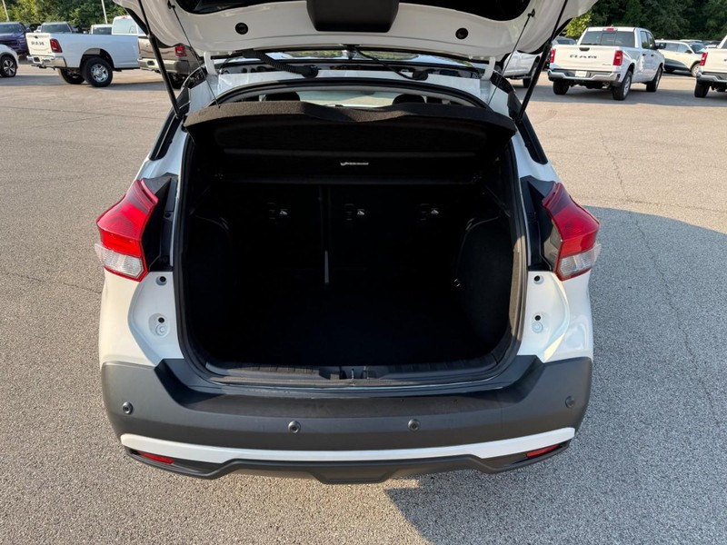 Nissan Kicks Vehicle Image 08