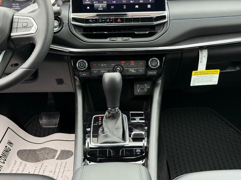 Jeep Compass Vehicle Image 12
