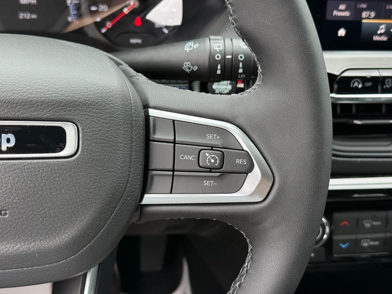 Jeep Compass Vehicle Image 15