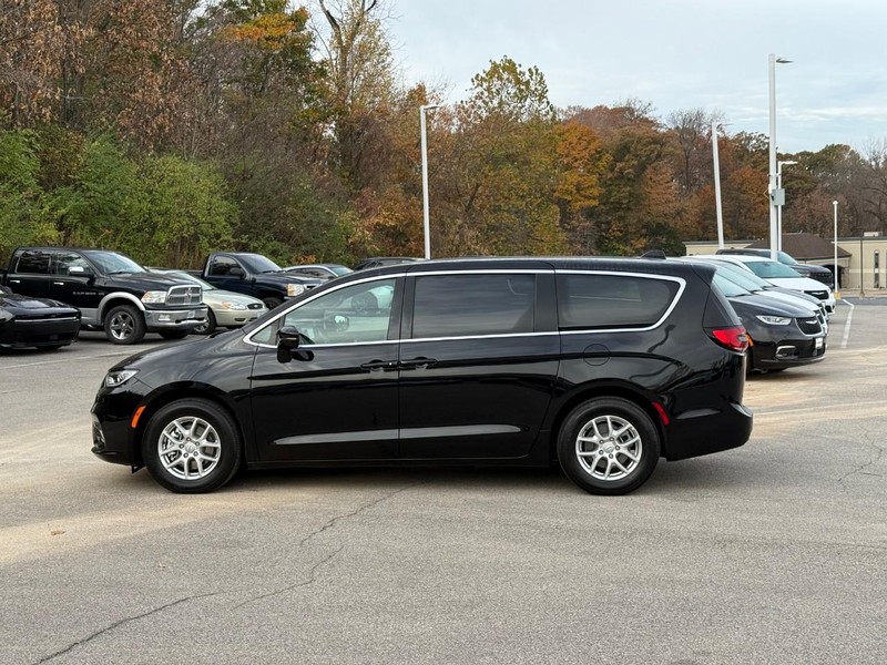 Chrysler Pacifica Vehicle Image 03