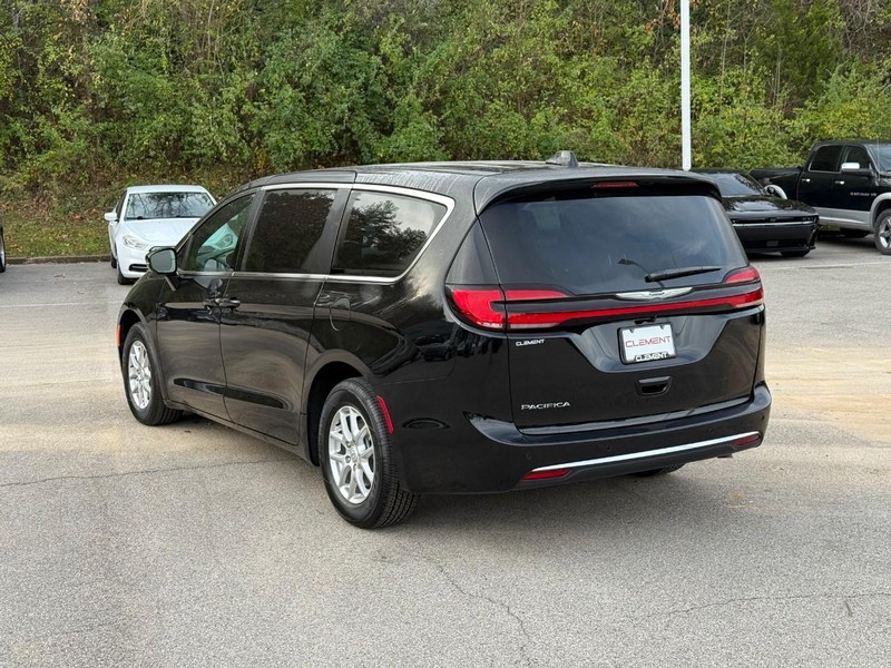 Chrysler Pacifica Vehicle Image 04