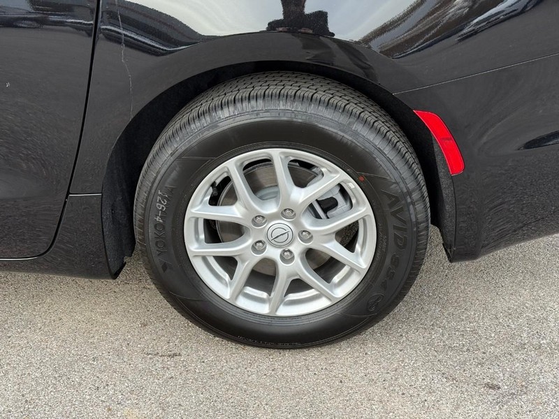 Chrysler Pacifica Vehicle Image 05