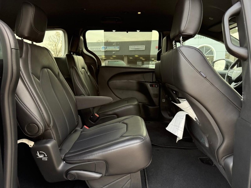 Chrysler Pacifica Vehicle Image 07