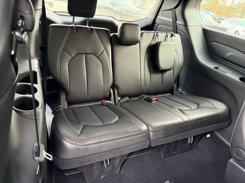 Chrysler Pacifica Vehicle Image 08