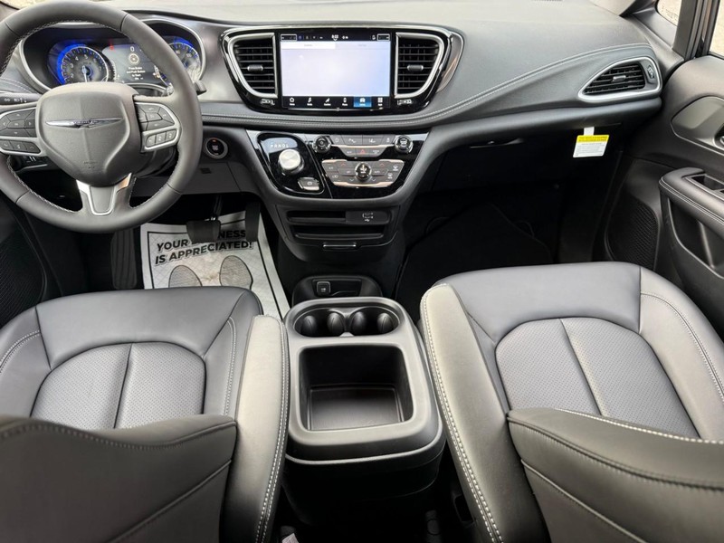 Chrysler Pacifica Vehicle Image 09