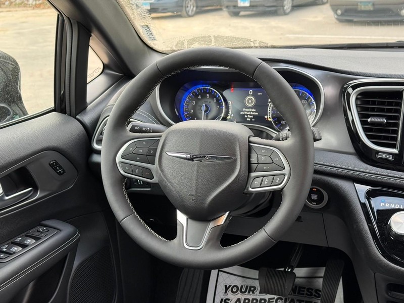 Chrysler Pacifica Vehicle Image 11