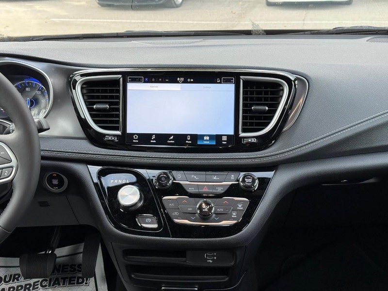 Chrysler Pacifica Vehicle Image 12