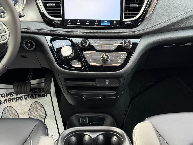 Chrysler Pacifica Vehicle Image 13