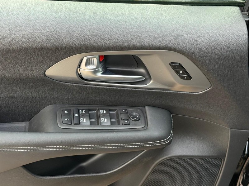 Chrysler Pacifica Vehicle Image 14