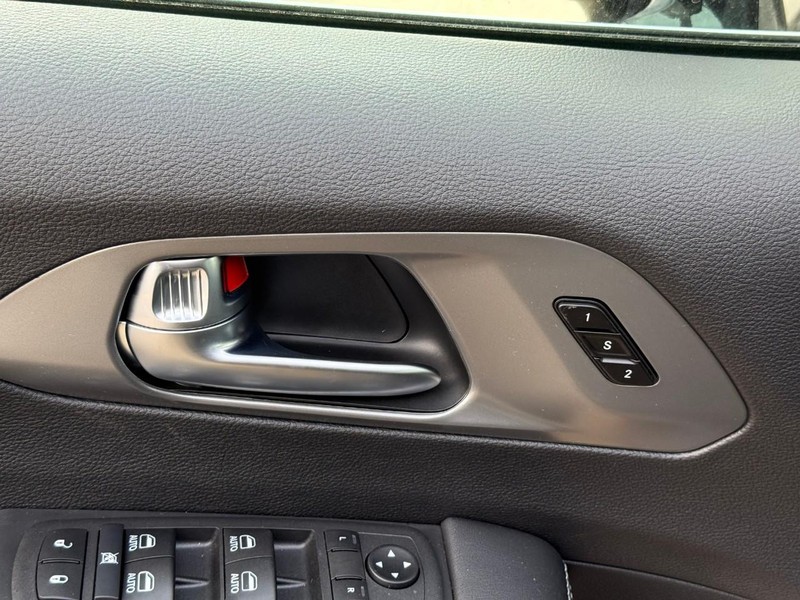 Chrysler Pacifica Vehicle Image 15