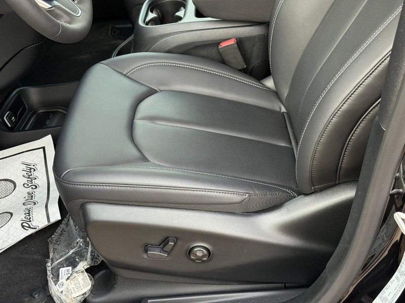 Chrysler Pacifica Vehicle Image 16