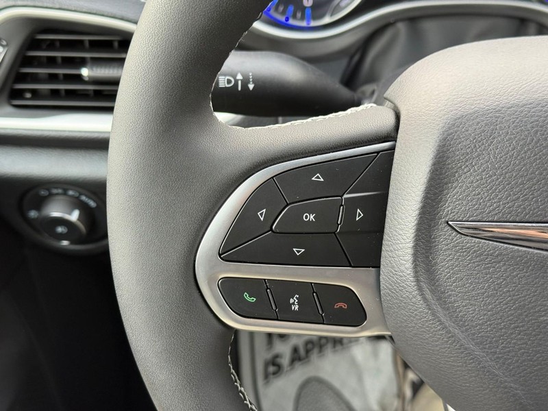 Chrysler Pacifica Vehicle Image 17