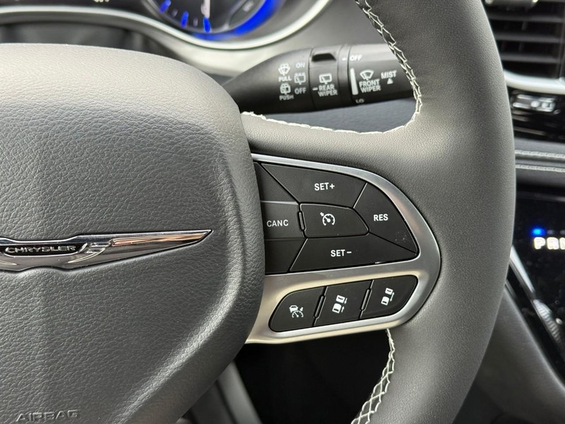 Chrysler Pacifica Vehicle Image 18